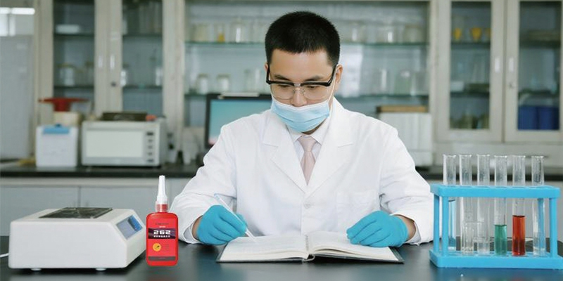 車身蒙皮粘上后往下掉，怎么快速固定？